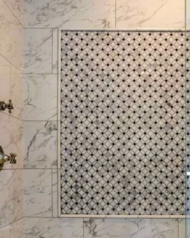 Modern geflieste Dusche mit eingelassener Nische und Mosaik